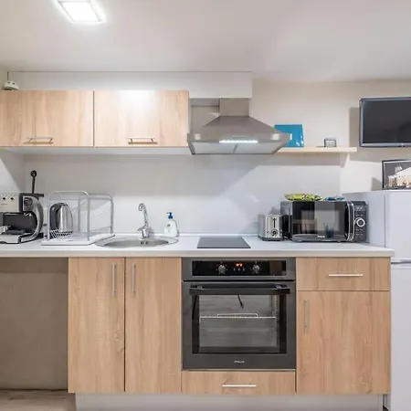 Peaceful 1 Bdrm Apt In The Old Centre 公寓 *