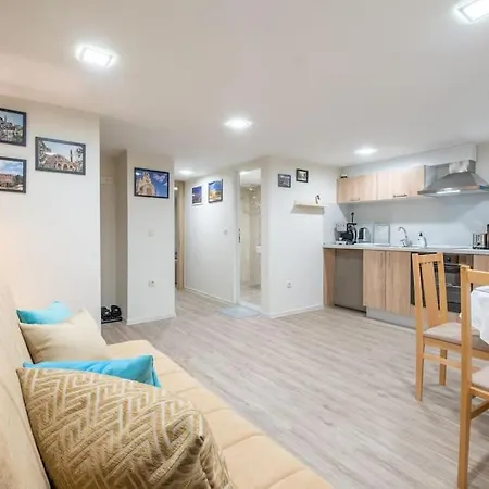 Peaceful 1 Bdrm Apt In The Old Centre *